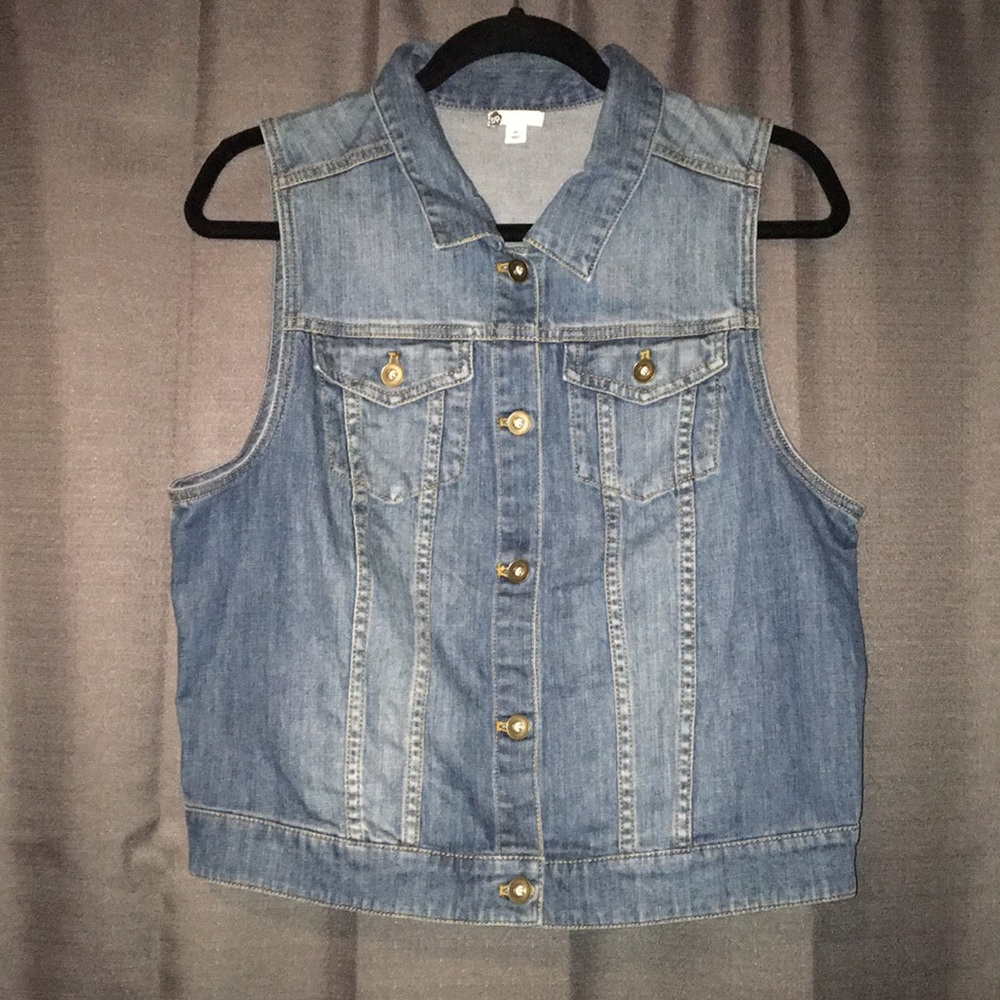 Light wash juniors denim vest